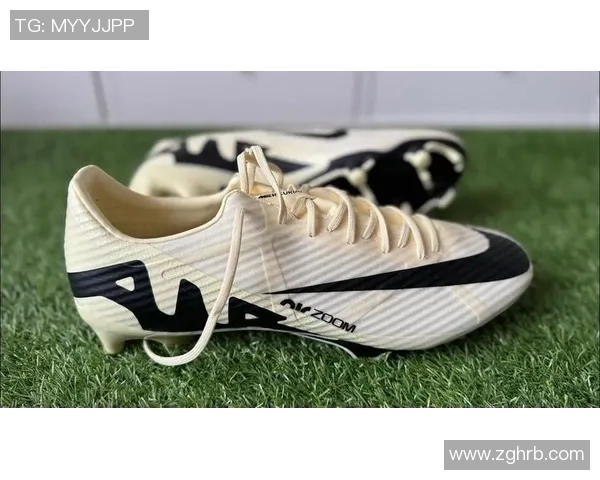 球星亲测：最新高科技足球鞋助力运动表现全面提升